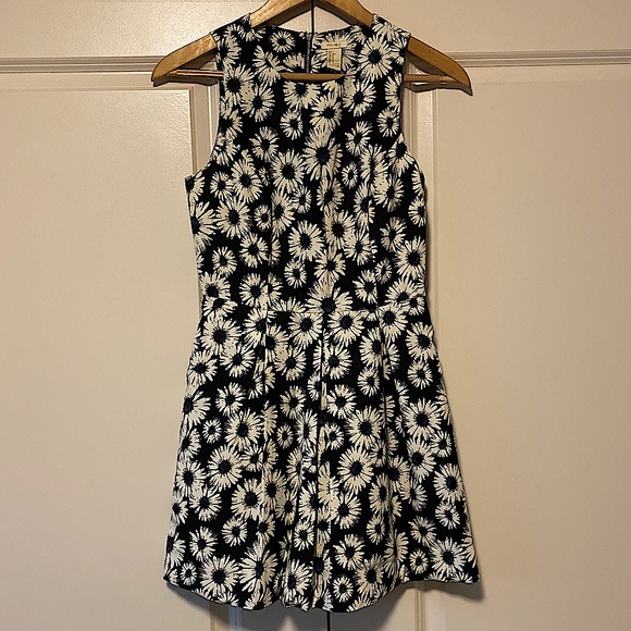 Forever 21 Dresses & Skirts - Forever21 black/white/blue floral dress w/pockets